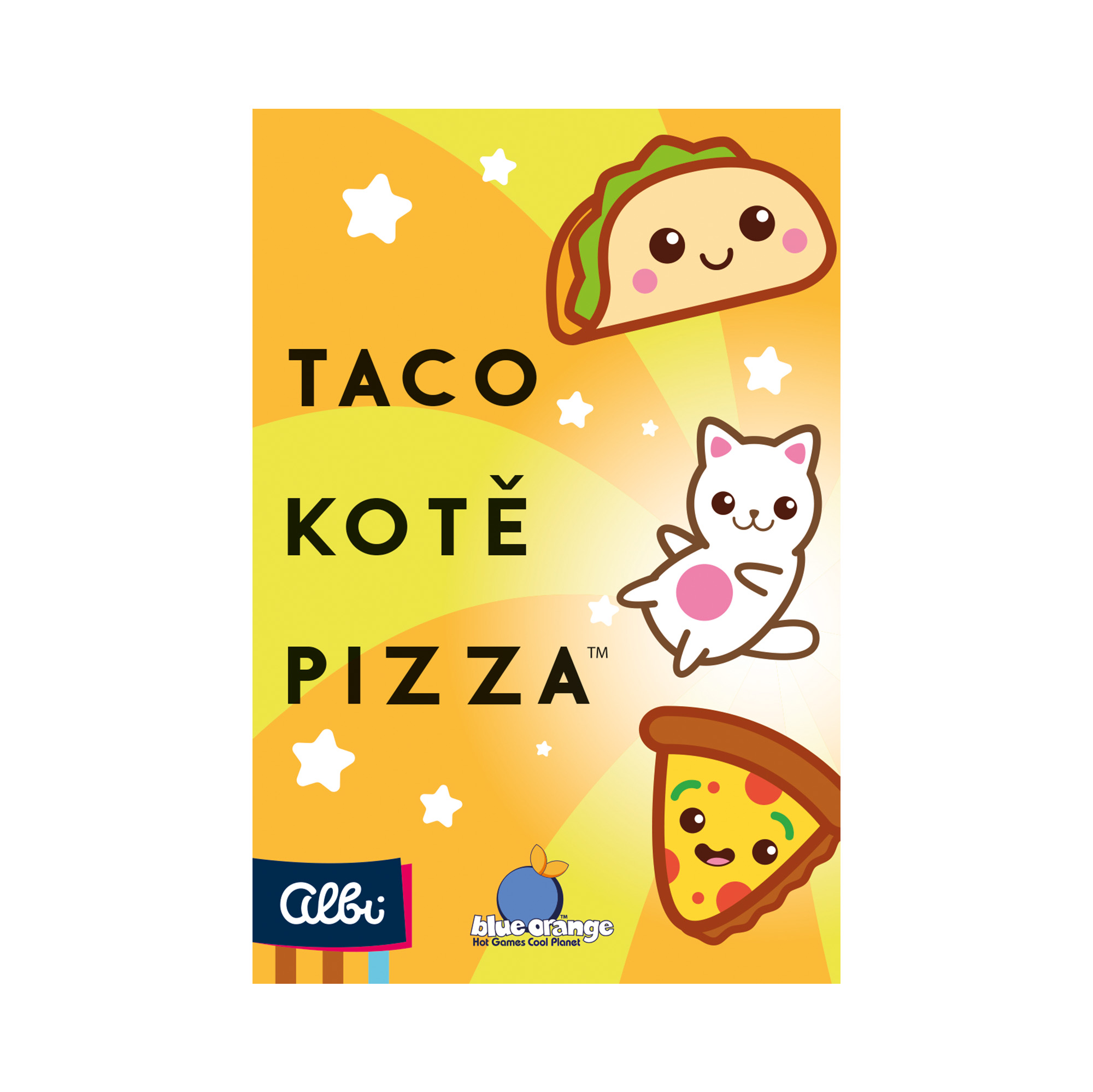 Malé dieťa s radostným úsmevom hrajúce kartovú hru za stolom.