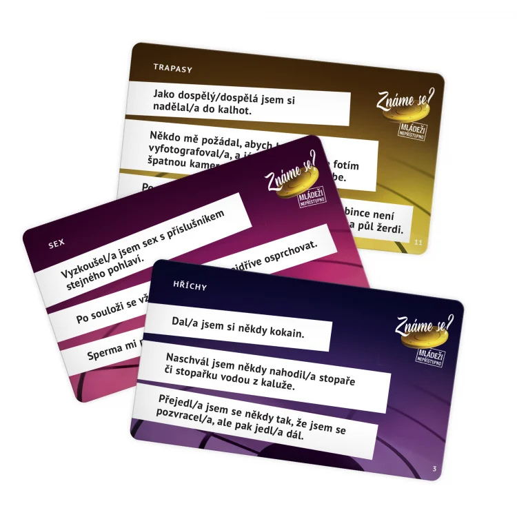 A player smiling while revealing an answer on a card.