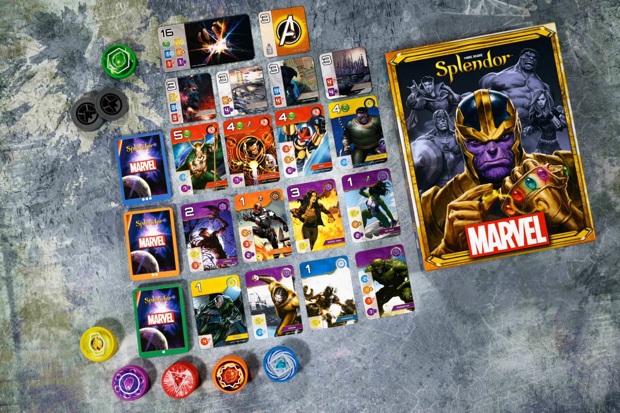 Hráči u stolu soustředěně hrající Splendor MARVEL.
