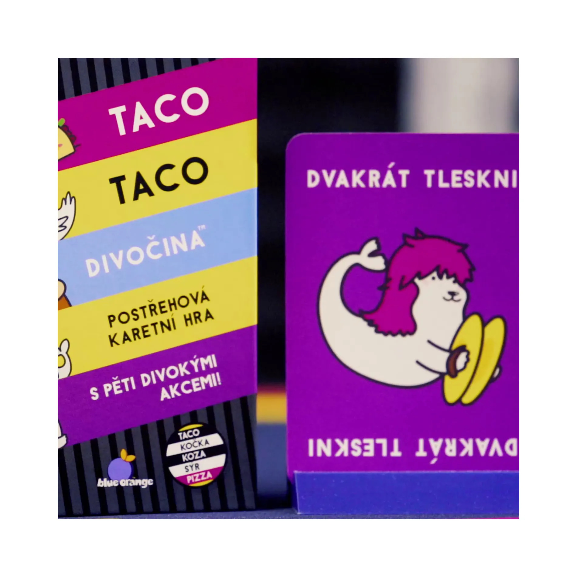 Hráči smějící se u hry.