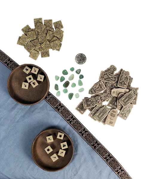 Detail of the game table with dice.