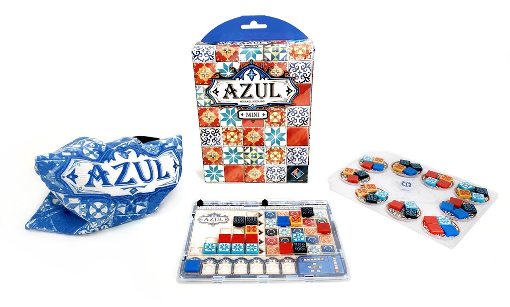 Hráči hrající Azul Mini na cestách