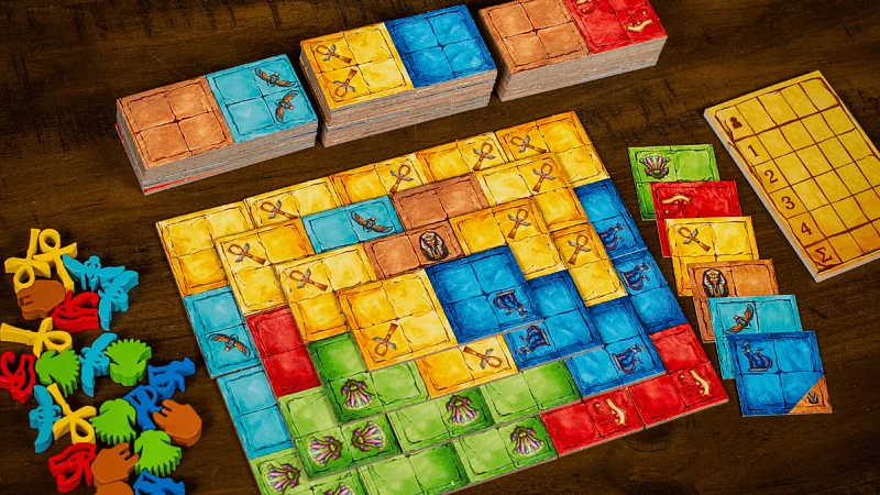 Players at the table during a game of Pyramido